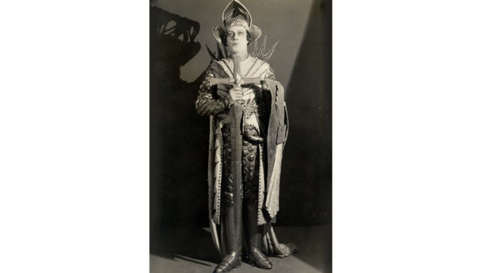 Большой начинает праздновать. «Действие первое» уже началось