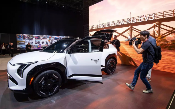 Kia обновила свои кроссоверы и представила уникальный автомобиль для инвалидов