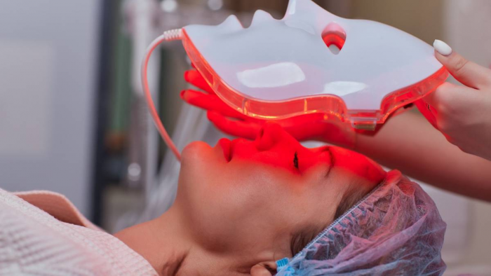 Бьюти-процедура и лекарство от выгорания: чем полезна терапия красным светом