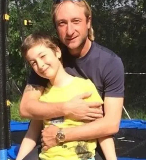 "Я не могу доверять этому человеку, поганое отношение". Старший сын Евгения Плющенко впервые рассказал об обидах на отца, отношении к его детям и Яне Рудковской