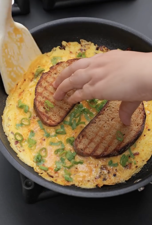 Как приготовить гренки с яйцом? 14 быстрых и вкусных рецептов