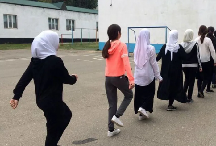 «Почему нам нельзя, а им можно?»: в знак протеста против хиджабов русские ученики пришли в школу в шапках-ушанках и буденовках