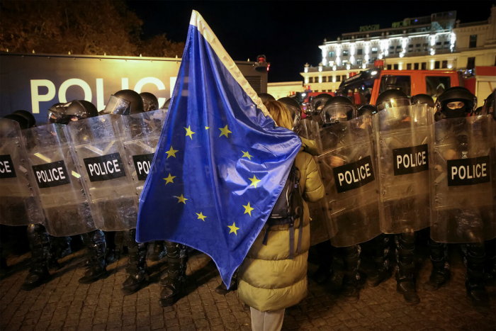 Оператор телеканала и трое полицейских получили травмы на митинге в Тбилиси