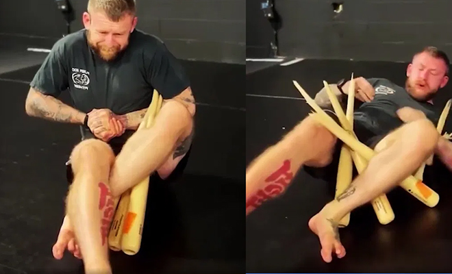 Какова реальная сила борцов. Один из профи попробовал в захвате сломать 3 бейсбольные биты