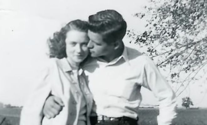 Люди год помогали старой женщине. Спустя 10 лет она их неожиданно отблагодарила