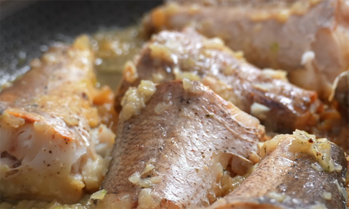 Белая рыба по-еврейски. Даже хек станет вкуснее: все дело в луковом соусе