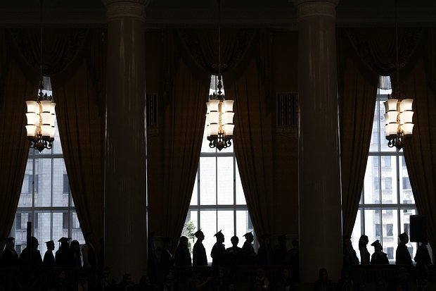 Как получить красный диплом в вузе: необходимый средний балл, допустимое число четверок и советы педагога-психолога