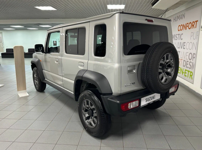Suzuki Jimny 5D: почему «японская Нива» вновь оказалась на российском рынке и что она предлагает за 4 миллиона