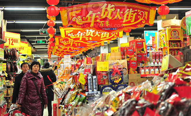 Турист из России зашел в китайский супермаркет и показал, в чем отличия, какие цены и ассортимент