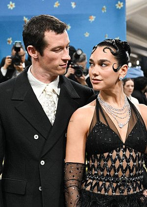 «Система играет против одиночек» Зумеры все охотнее женятся и рожают детей. Но любовь здесь может быть ни при чем