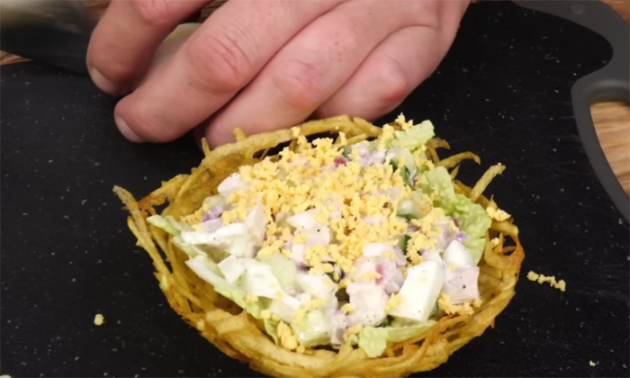 Праздничный салат «Гнездо Глухаря» с порционной подачей: гениальная находка на новогодний стол