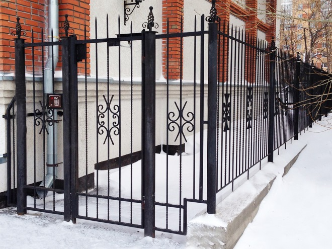 Кованые заборы: разновидности, преимущества и уход (102 фото)