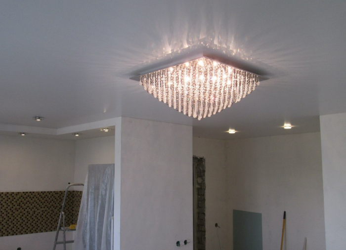 Как выбрать люстру для натяжного потолка в зал и другие комнаты (67 фото)